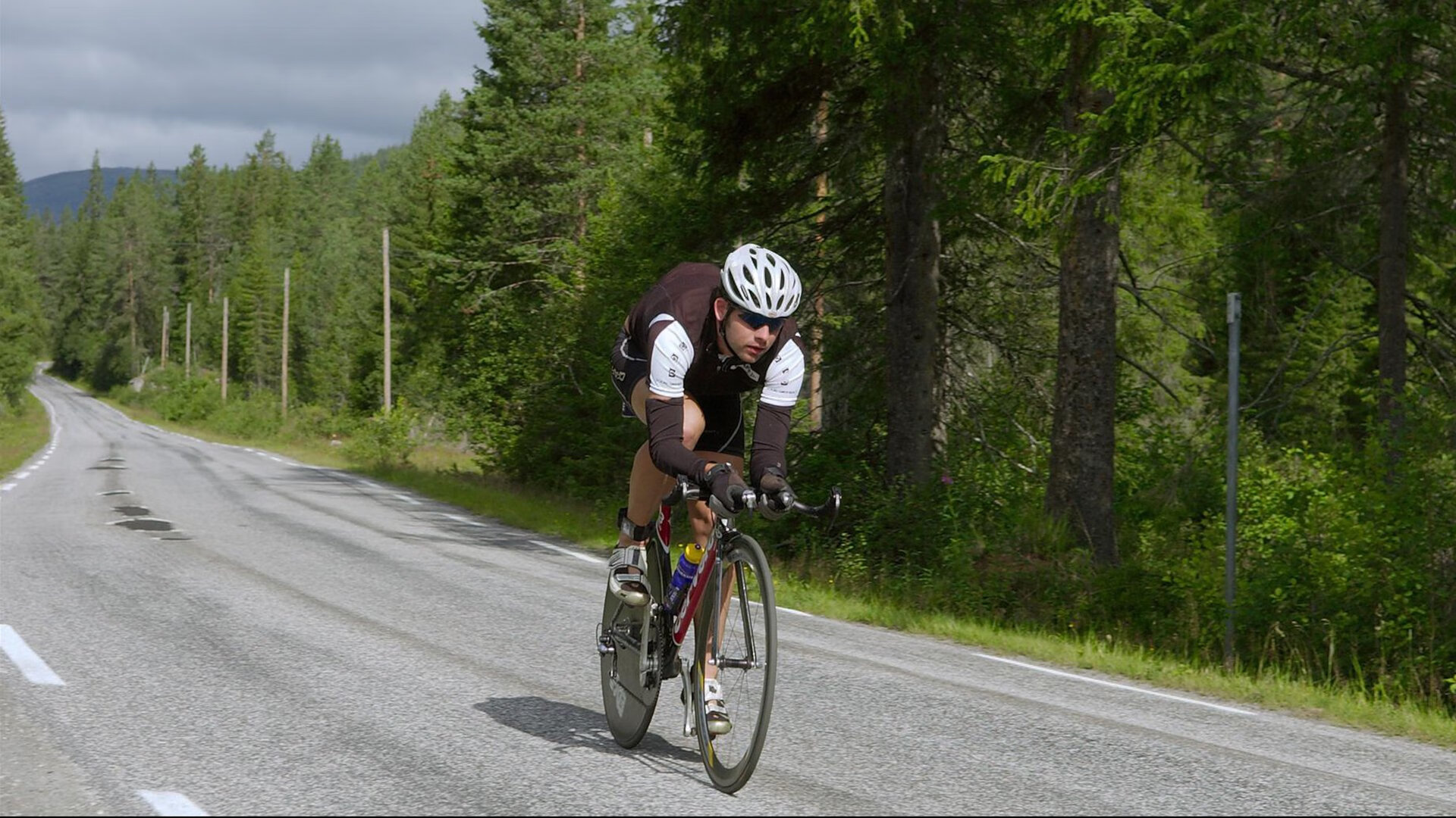 “村BA赛场升级照明首夜赛” 观众坐在拖拉机和板凳上围观